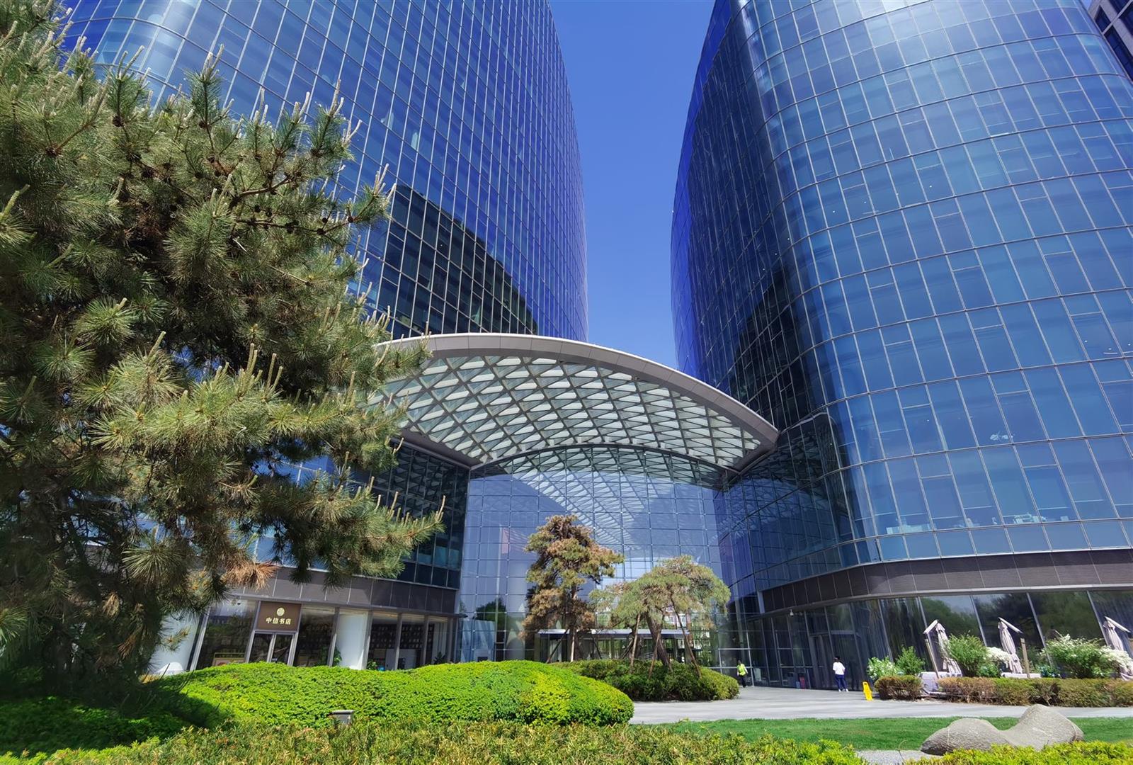 启皓中心园区外景：双塔与入口广场实景