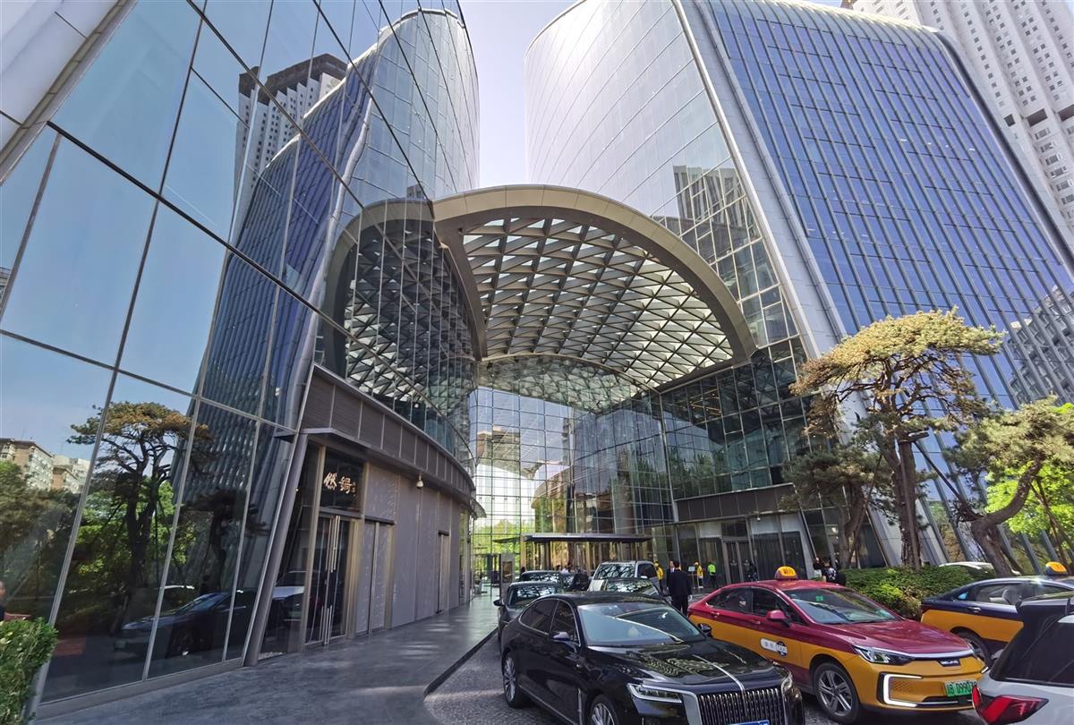 启皓中心双塔之间入口车道实景